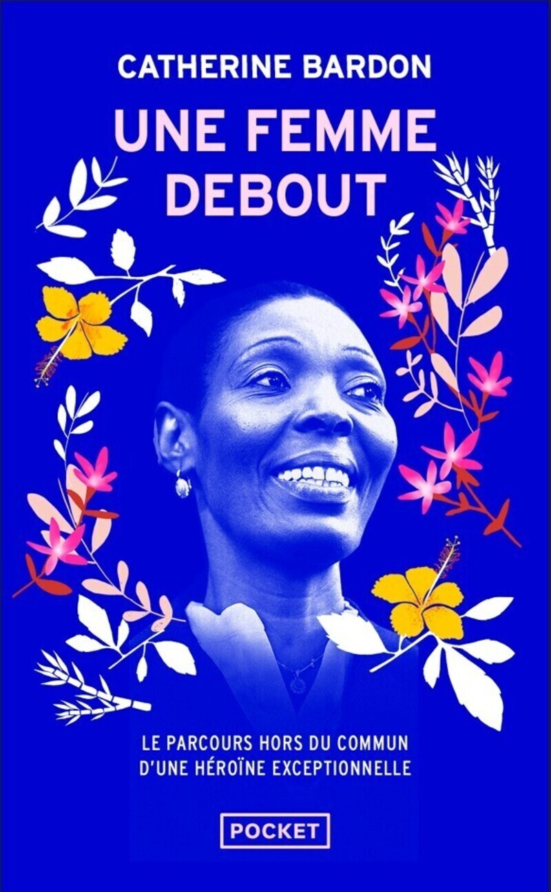 FEMME DEBOUT