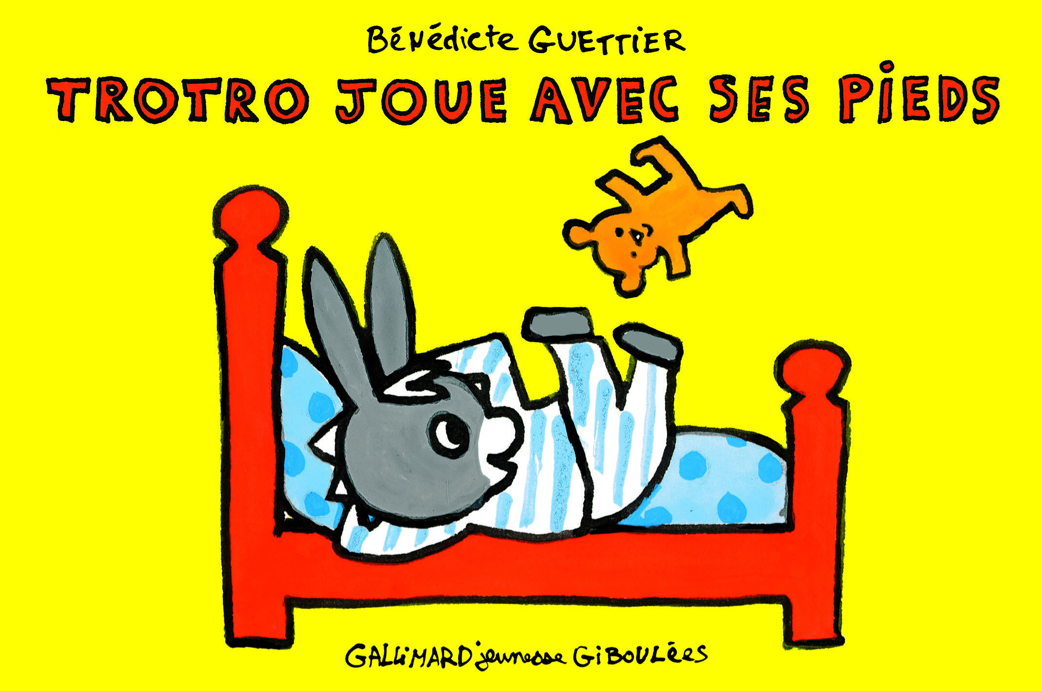 TROTRO JOUE AVEC SES PIEDS